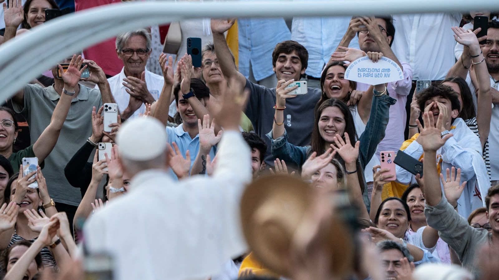 El Papa León XIV recorre el Estadi Olímpic en su papamóvil