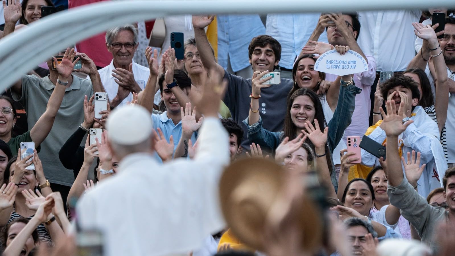 El Papa León XIV recorre el Estadi Olímpic en su papamóvil