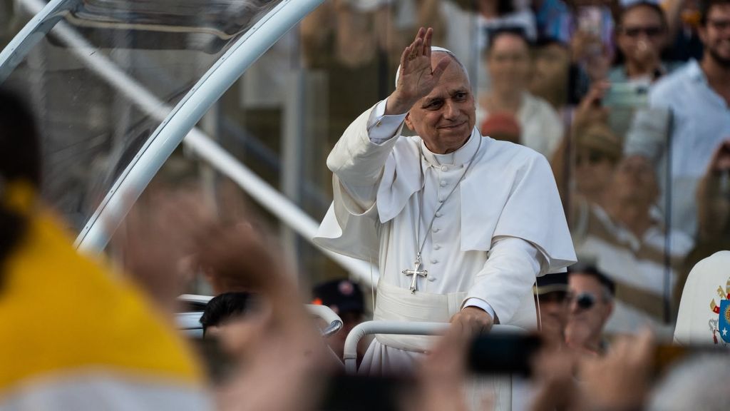 El Papa León XIV recorre el Estadi Olímpic en su papamóvil