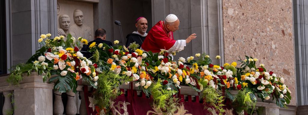 Lleó XIV des del balcó de Montserrat llançant un missatge de pau als fidels
