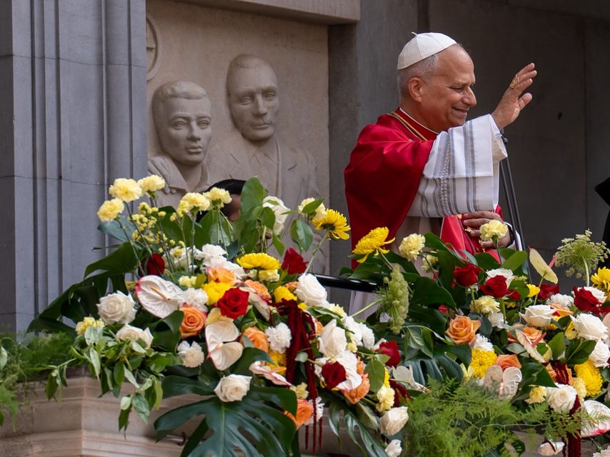 El Papa Lleó XIV des del balcó de Montserrat