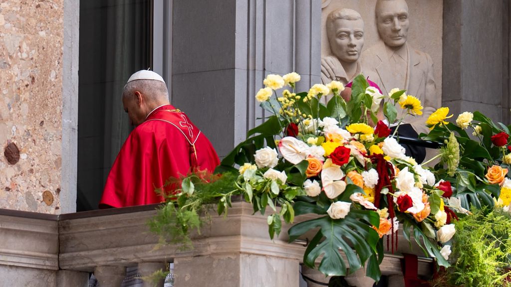El Papa Lleó XIV retirant-se del balcó de Montserrat