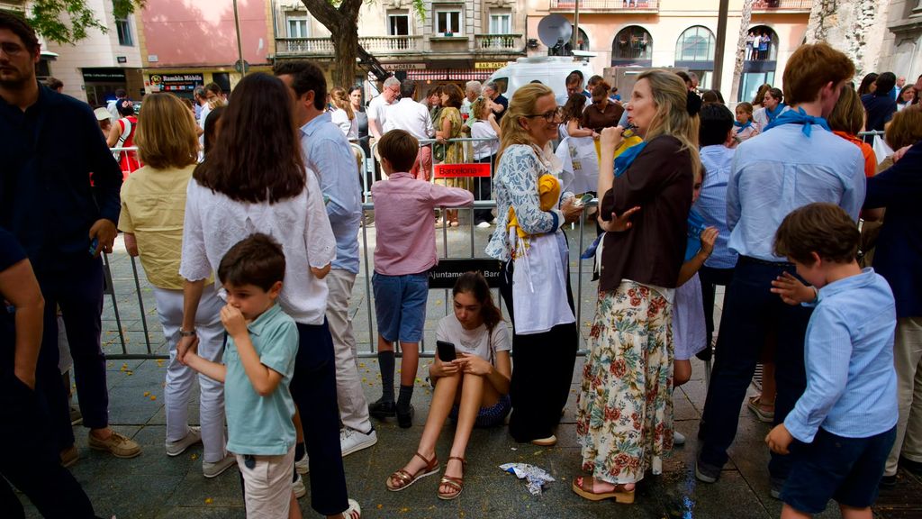 Fidels a la Plaça de Sant Agustí esperant l’arribada del Papa Lleó XIV