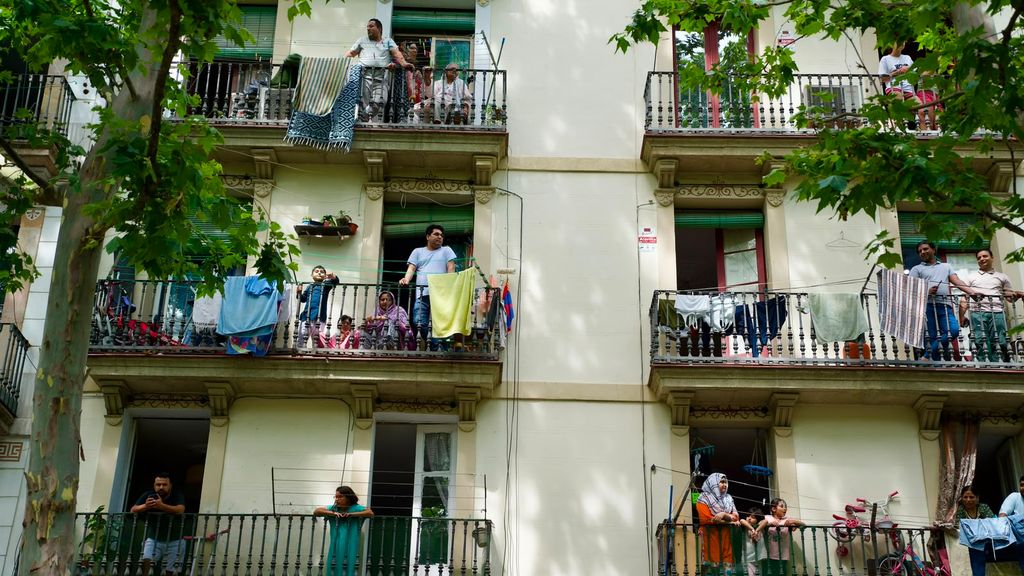 Veïns del Raval treient el cap als balcons per veure l’arribada del Papa Lleó XIV