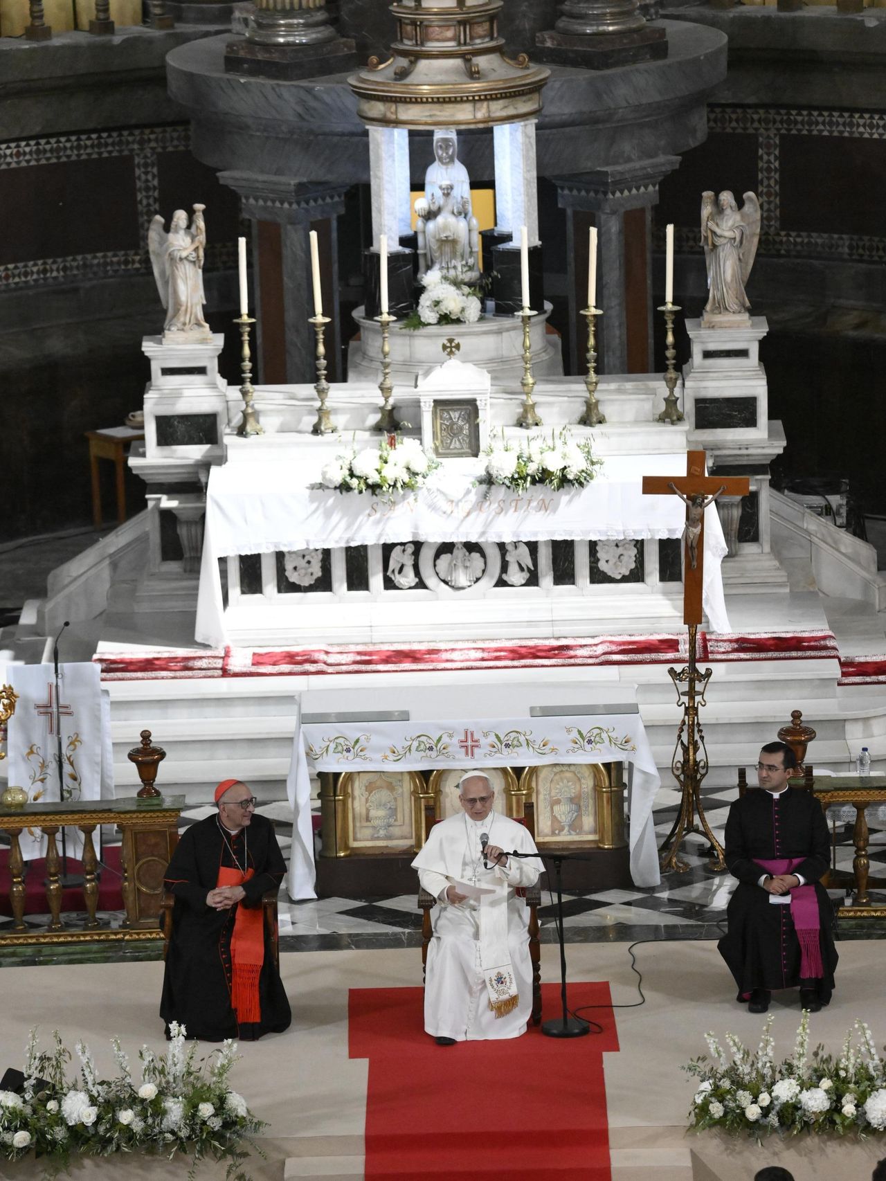 El Papa Lleó XIV parla durant l’acte a la parròquia de Sant Agustí al Raval