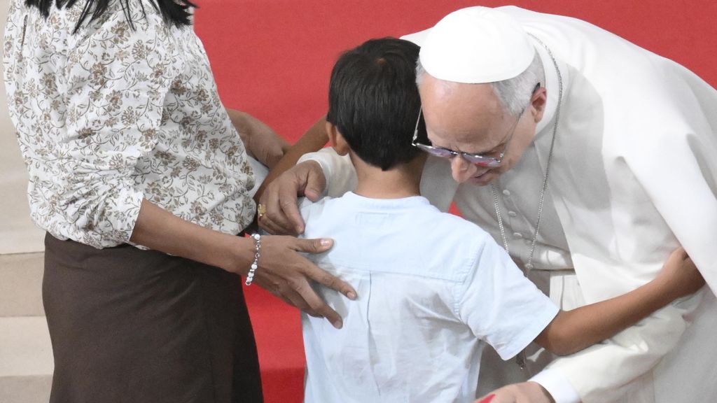 Moment de l’abraçada entre Renzo i Lleó XIV