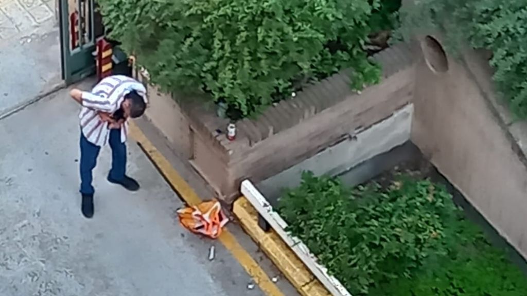 Un toxicòman es punxa a l'abdomen al Poble-sec