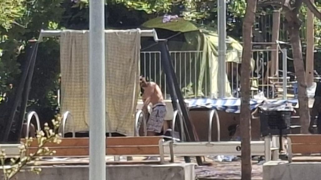 Un campament il·legal en una zona infantil del Poble-sec
