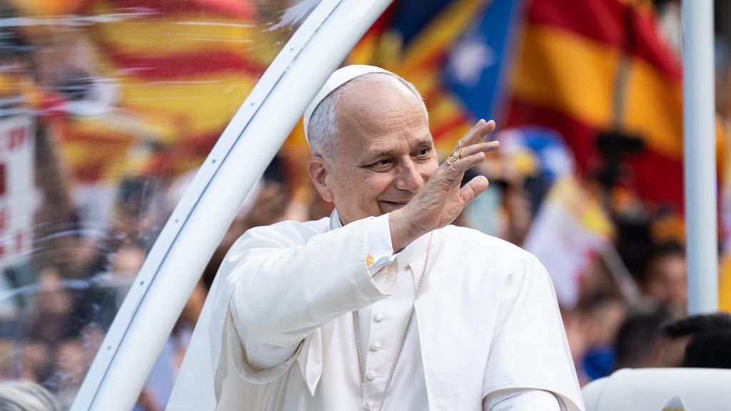 El Papa Lleó XIV durant la seva ruta amb el papamòbil