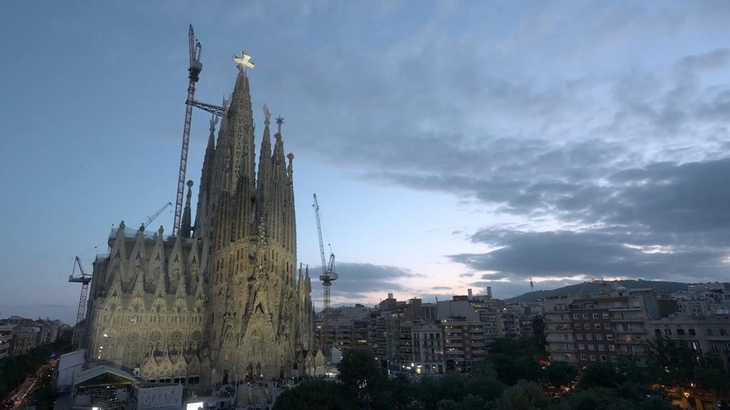 La Torre de Jesucrist il·luminada després de la benedicció de Leó XIV
