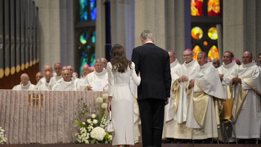 Els Reis entrant a l'altar de la Sagrada Família durant la missa oficiada pel Papa Lleó XIV