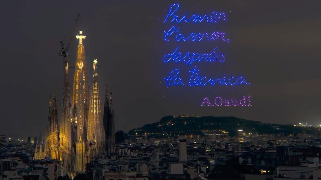 Primer l'amor, després la tècnica, la famosa cita d'Antoni Gaudí, projectada amb drons