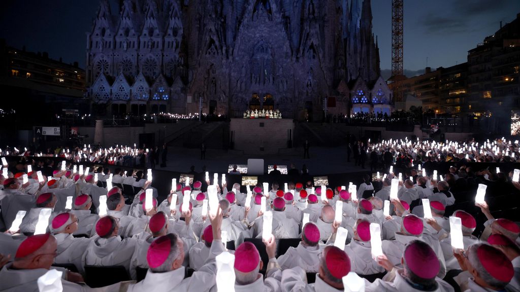 Moment de l'encesa de la Torre de Jesús a la Sagrada Família