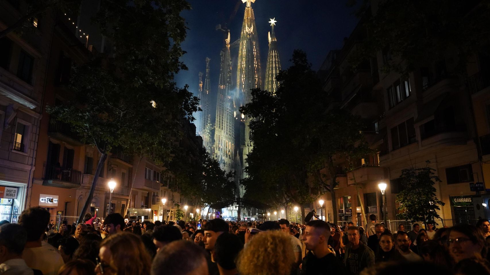 La Sagrada Família iluminada con miles de barceloneses observándola