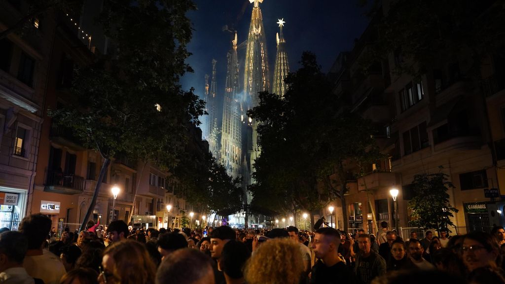 La Sagrada Família iluminada con miles de barceloneses observándola