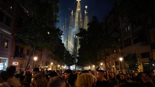Barcelona 'alça la mirada' davant la beneïda Torre de Jesucrist: així ha estat el pas de Lleó XIV per la Sagrada Família en una jornada històrica