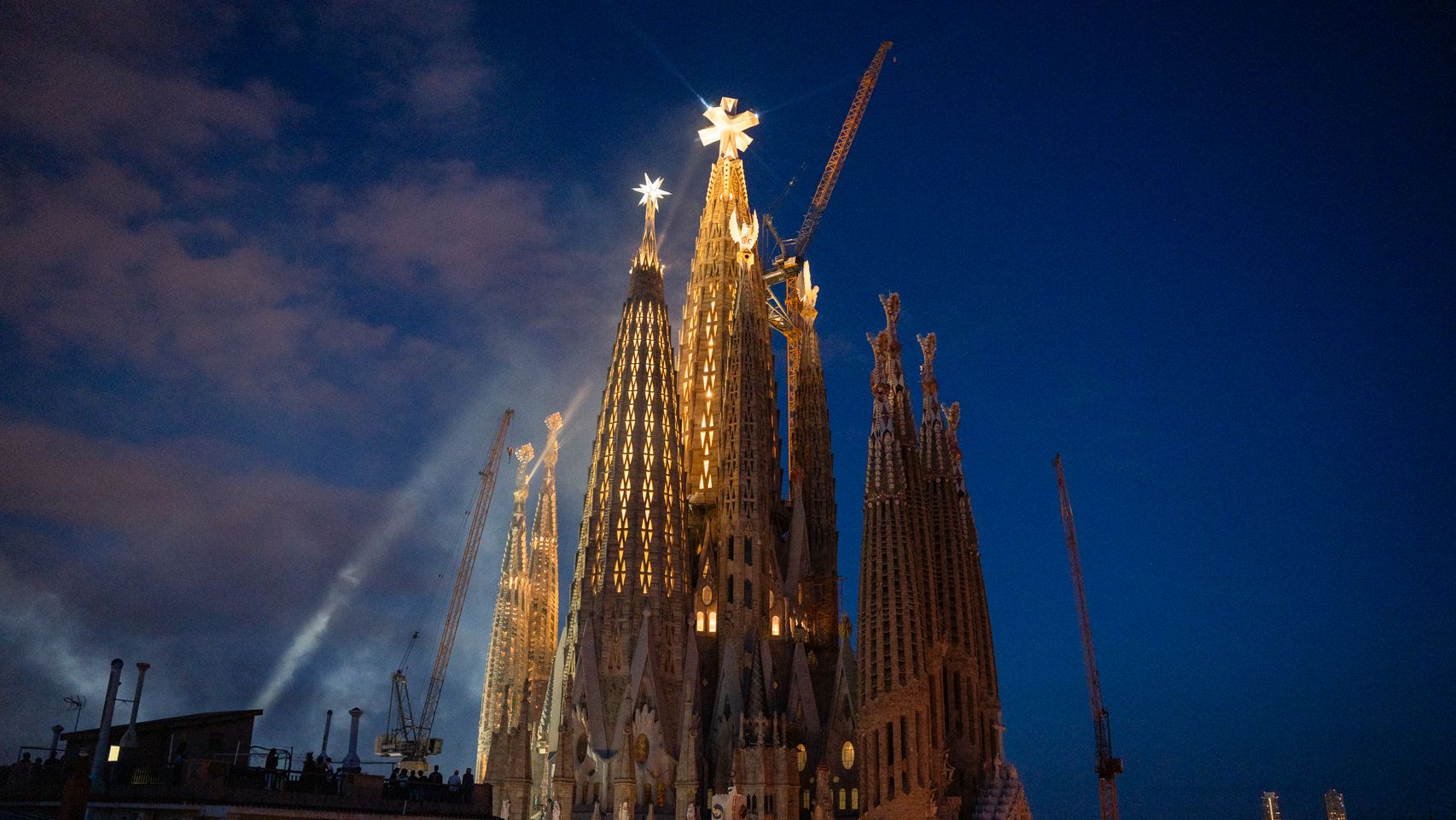 La Sagrada Família con la torre de Jesucristo iluminada