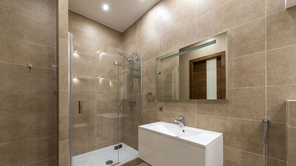 Baño reformado con plato de ducha y mampara