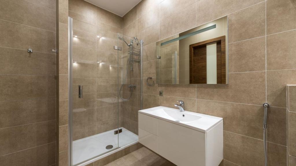 Baño reformado con plato de ducha y mampara