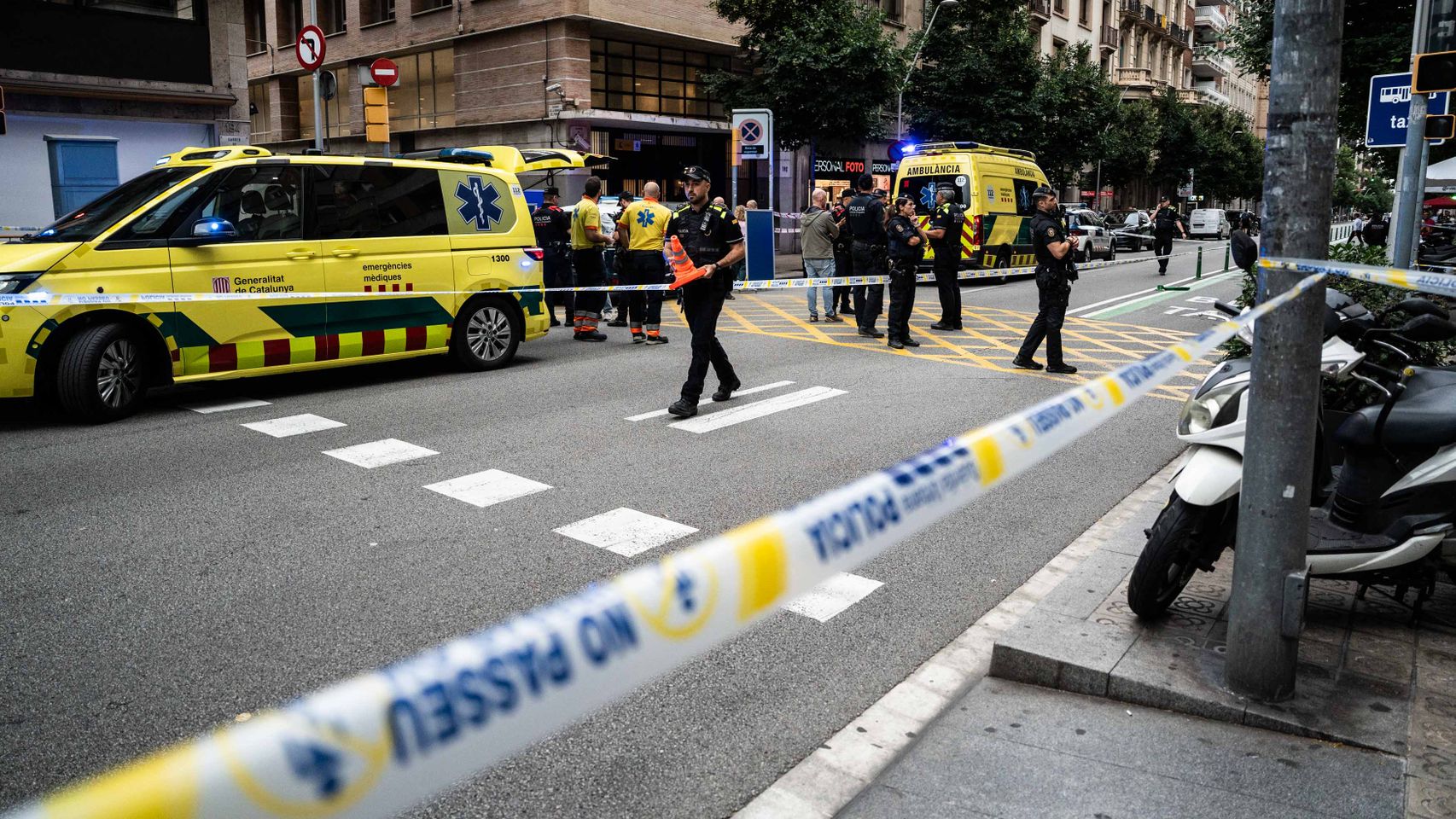 Ambulancias y policías en el lugar del tiroteo en Balmes