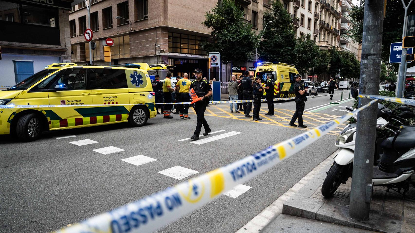Ambulancias y policías en el lugar del tiroteo en Balmes